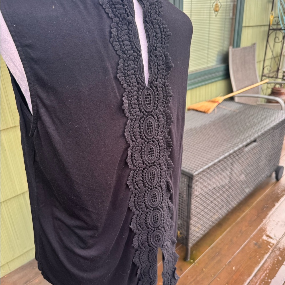 Chic Black Lace Detail Sleeveless Blouse - Picture 3 of 6